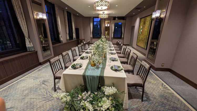 十名程度でも利用可能な会場です。長テーブルは新郎新婦とゲストの距離が近くアットホームな雰囲気です。