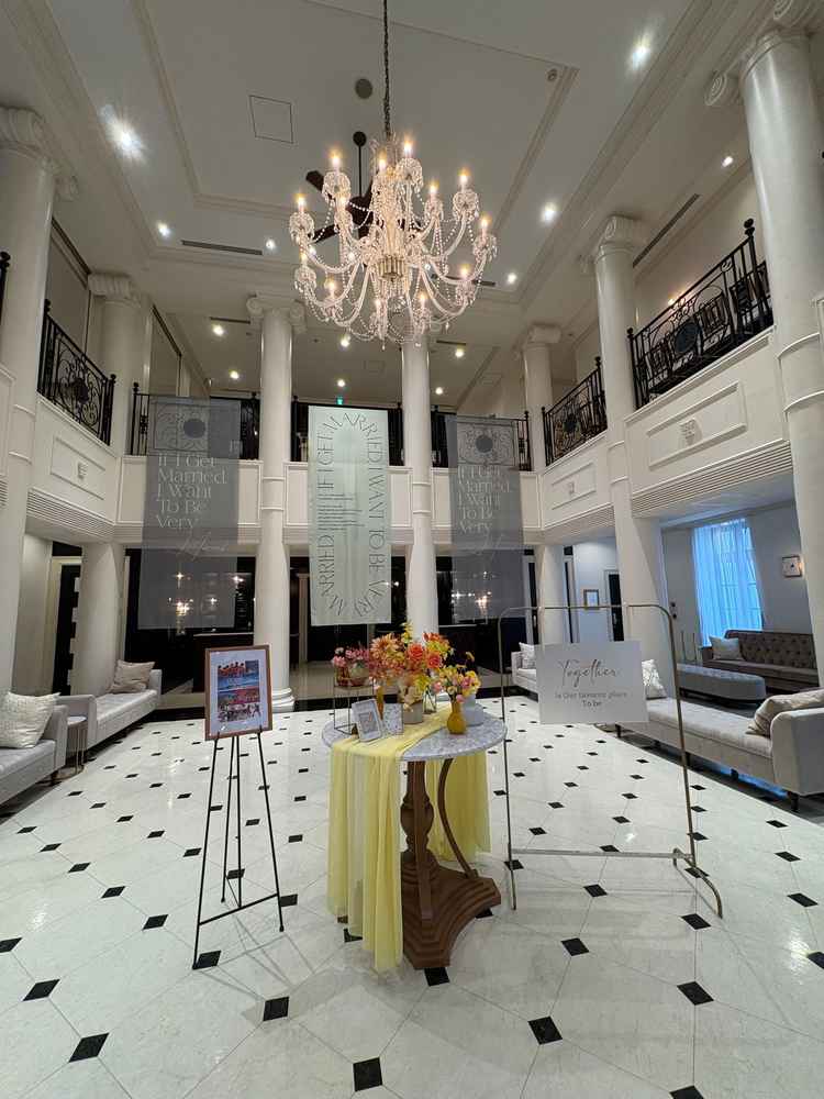 ロビー、控え室。吹き抜けで天井も高くとても広い。ソファもありゲストの方にゆったり過ごしてもらえそう。