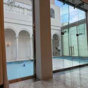 プール付きで明るい雰囲気でした。