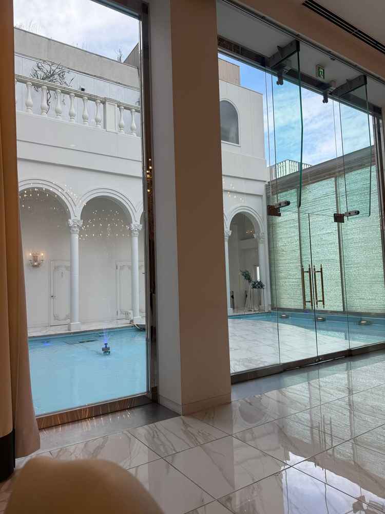 プール付きで明るい雰囲気でした。