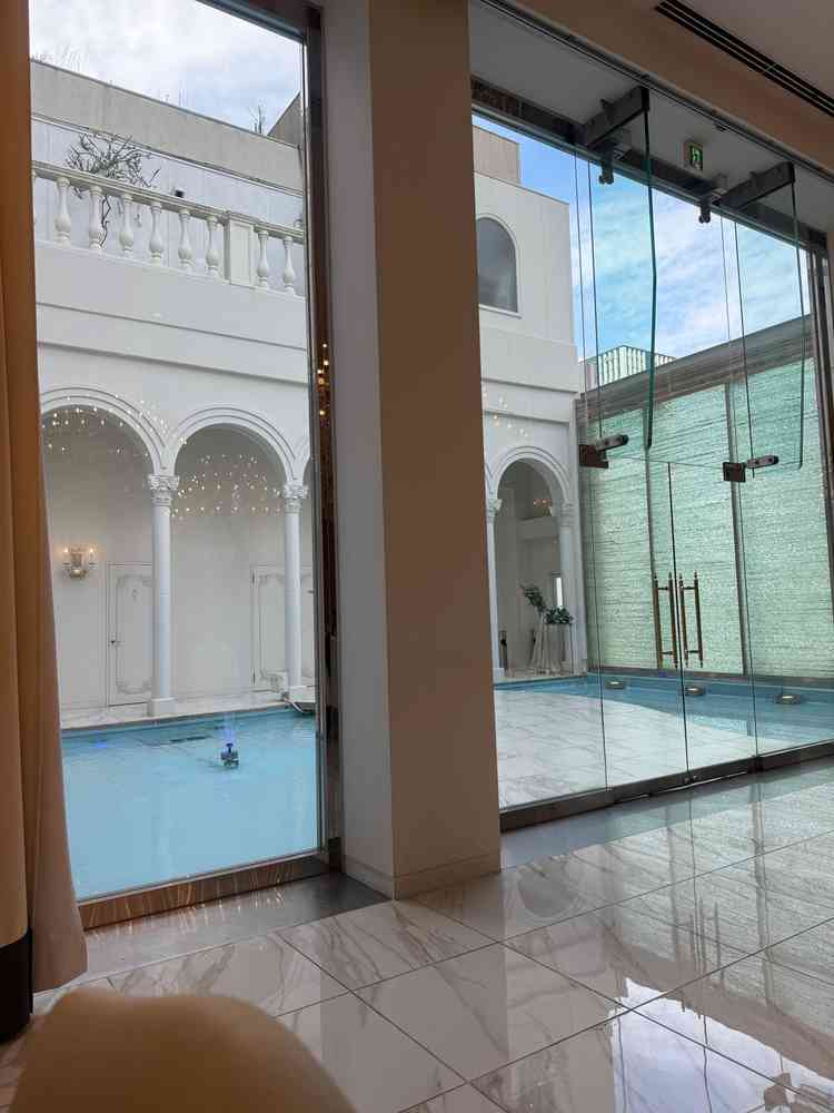 プール付きで明るい雰囲気でした。