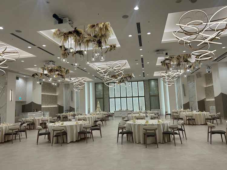 昨年リニューアルした披露宴会場「フィガロ」。天井の装飾によりシンプルながら華やかな印象。