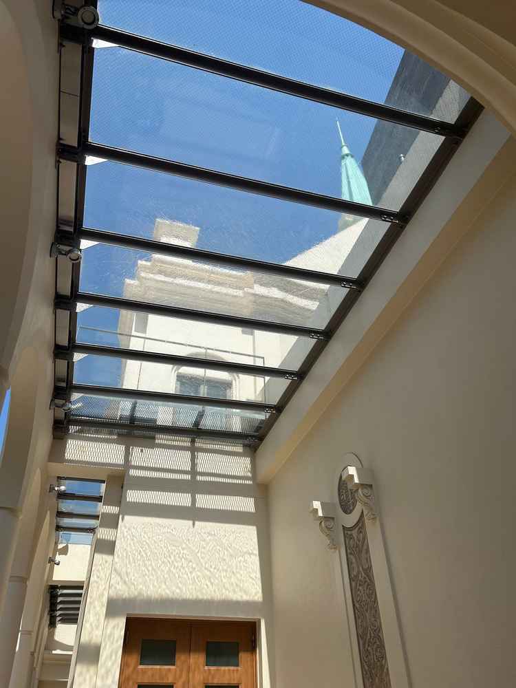 ゲスト動線に雨除けがしっかりあるのが、地味かもしれないけど好感。ガラスなので印象を邪魔してなかった。