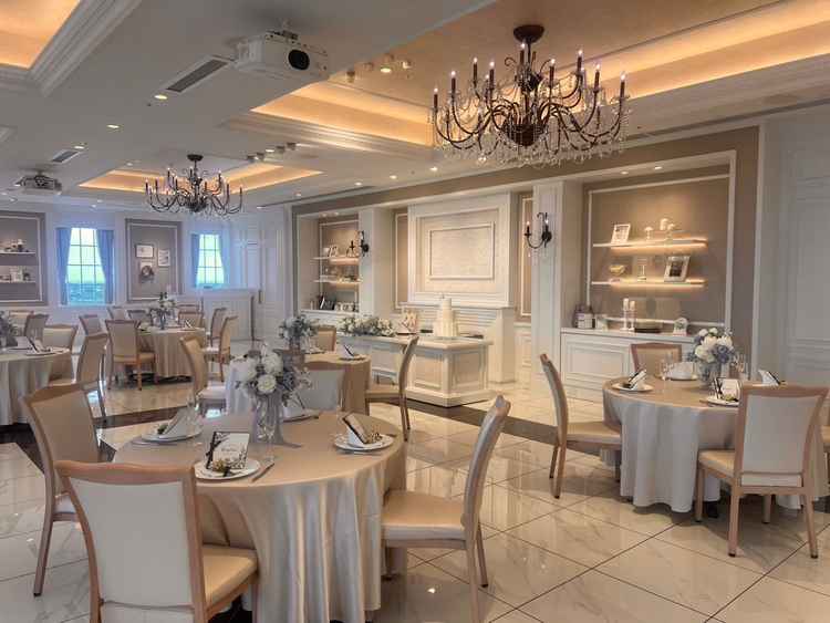 ホワイト基調の披露宴会場