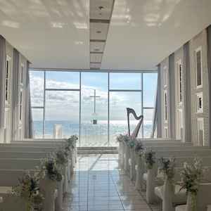 白基調のチャペル。一面に広がる海のインパクトに圧倒されます。椅子もとても座りやすいです。