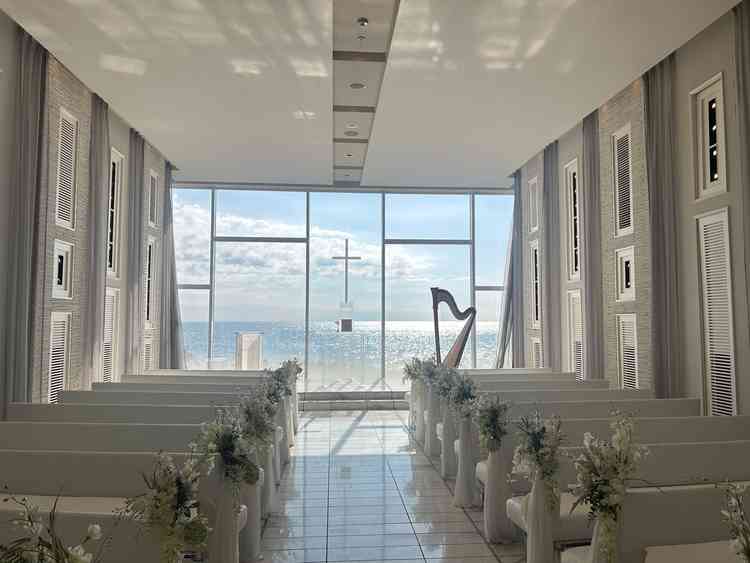 白基調のチャペル。一面に広がる海のインパクトに圧倒されます。椅子もとても座りやすいです。