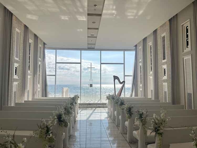 白基調のチャペル。一面に広がる海のインパクトに圧倒されます。椅子もとても座りやすいです。