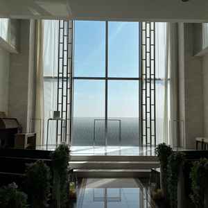 チャペル。明るく開放的だが、広すぎるイメージもなくちょうど良さそうだった。