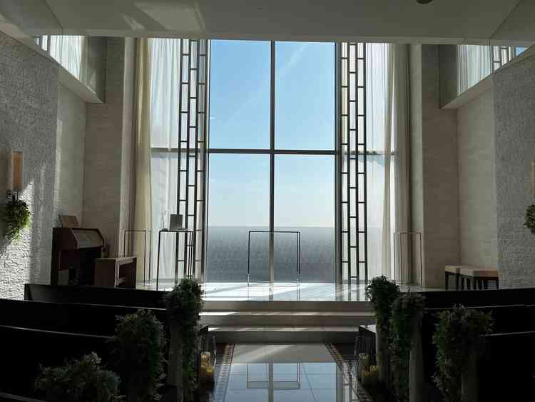 チャペル。明るく開放的だが、広すぎるイメージもなくちょうど良さそうだった。