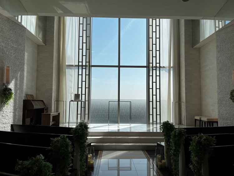 チャペル。明るく開放的だが、広すぎるイメージもなくちょうど良さそうだった。