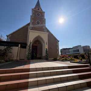 ホテルにあると思えない、独立型のチャペル。天気も良くとても素敵だった