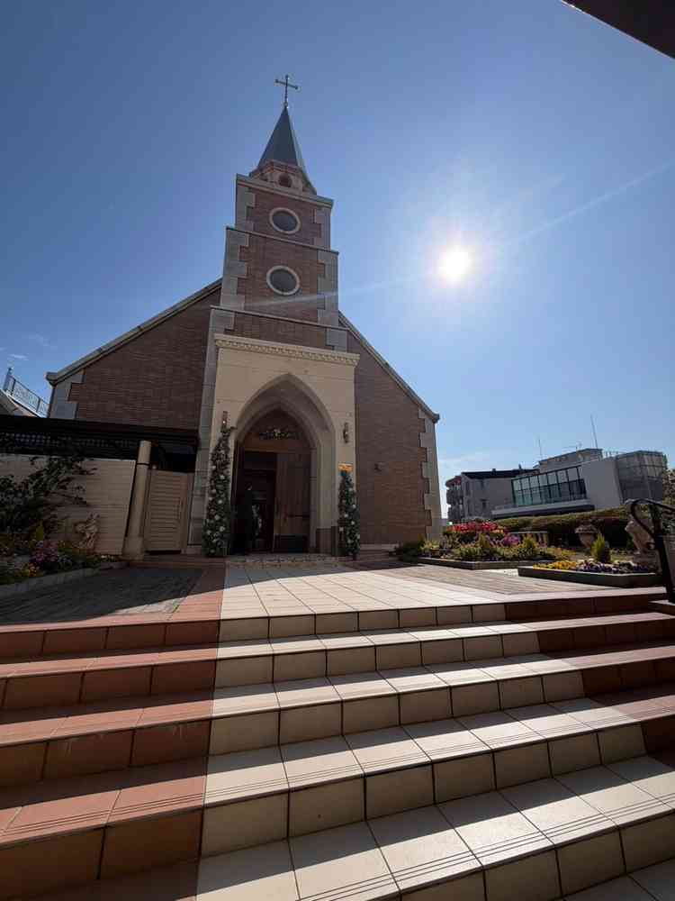 ホテルにあると思えない、独立型のチャペル。天気も良くとても素敵だった