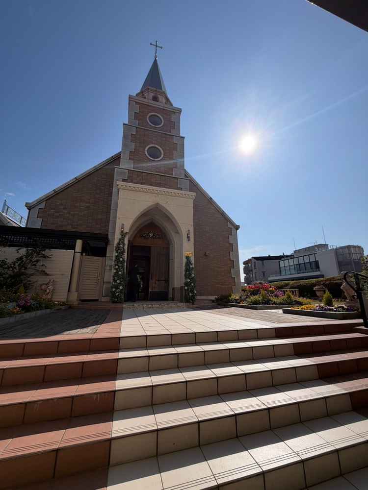 ホテルにあると思えない、独立型のチャペル。天気も良くとても素敵だった