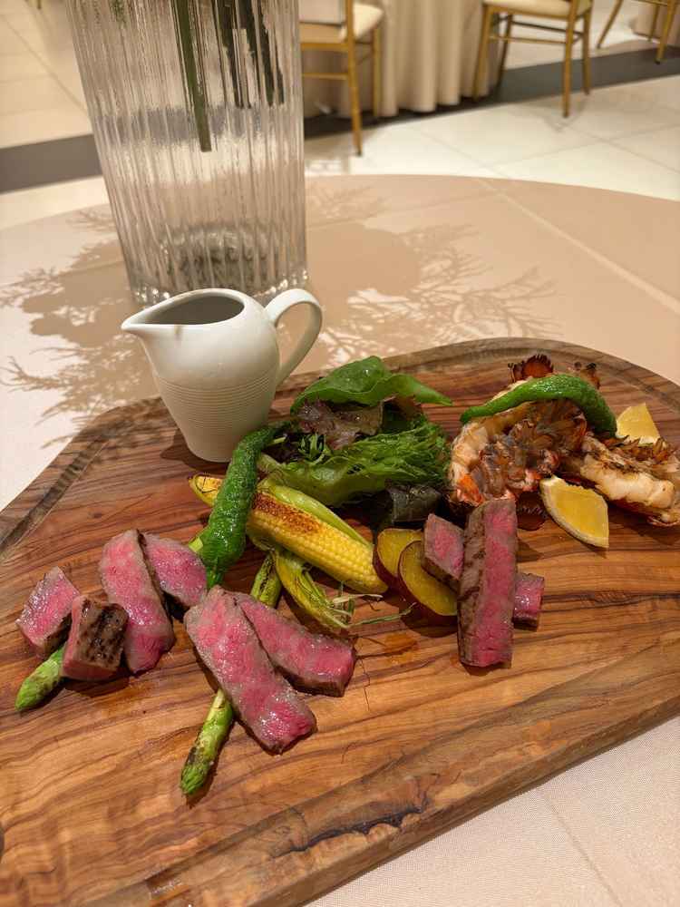 メイン料理の写真です。お肉が柔らかく、海老も美味しかったです。