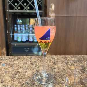 乃木坂が好きと伝えたところ、サプライズで推しのサイリウムカラーのドリンクを提供してくれました。