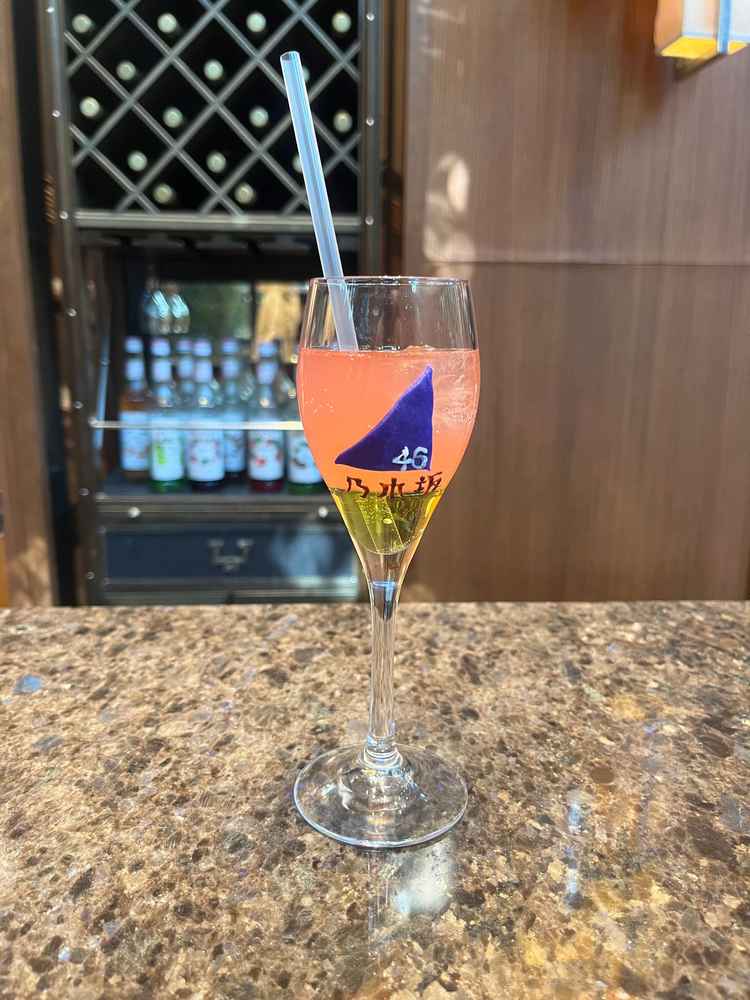 乃木坂が好きと伝えたところ、サプライズで推しのサイリウムカラーのドリンクを提供してくれました。