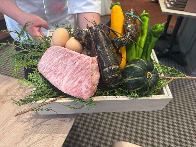 本日試食させていただくお料理のサンプルを料理長の方から見せてもらいました