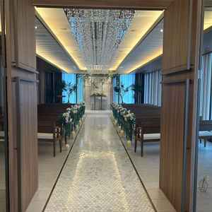 チャペルの写真。バージンロードで母親も参加できる形式になっているのが良かった。