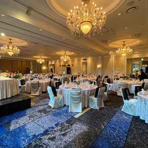 鳳凰という披露宴会場。大きな窓で外が見られる。シャンデリアも綺麗。