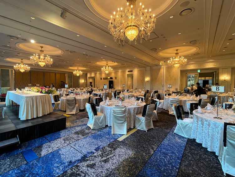 鳳凰という披露宴会場。大きな窓で外が見られる。シャンデリアも綺麗。