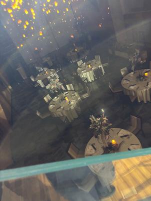 披露宴会場はプロジェクションマッピングができ、階段から降りてみたり試食したりと色んな体験をした