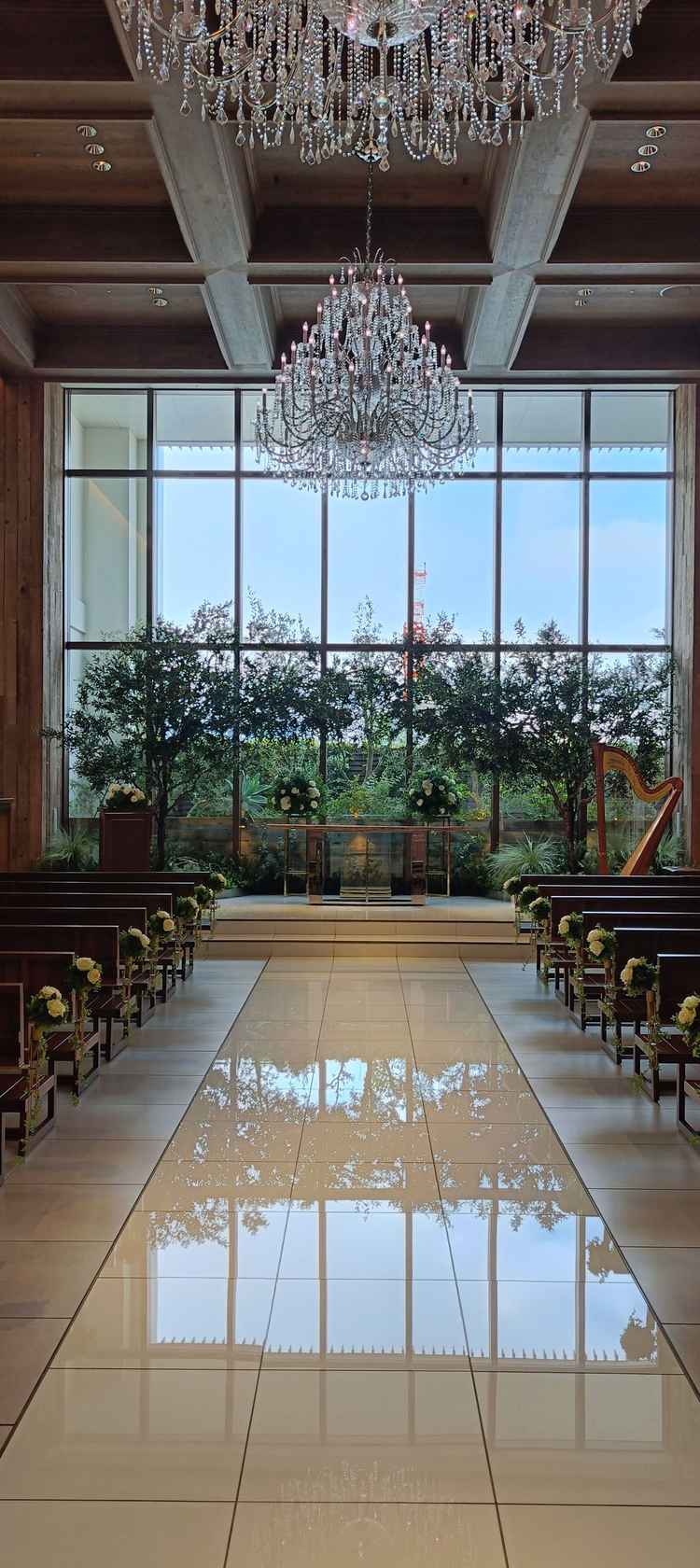 チャペル正面の写真です。窓から自然光が入り、自然の温かさを感じました。