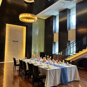 シックな披露宴会場。天井が高く、奥の壁からは水が流れており、とてもおしゃれな空間でした。