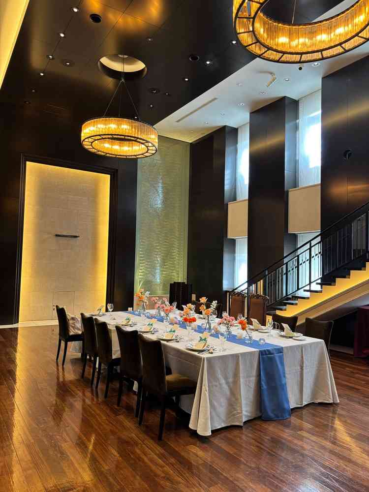 シックな披露宴会場。天井が高く、奥の壁からは水が流れており、とてもおしゃれな空間でした。