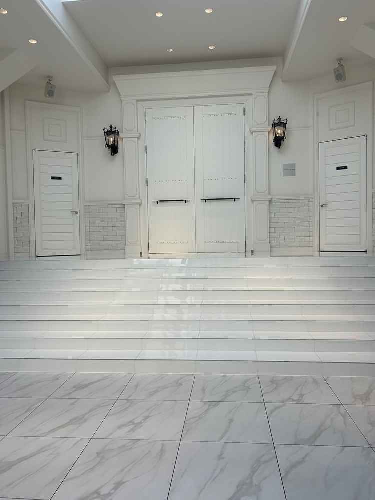 チャペルから出る階段。ここだけバリアフリー動線がないのが不安。