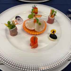 ご試食の前菜です。メインのホタテも、周りのアミューズたちもひとつひとつがおいしかったです。