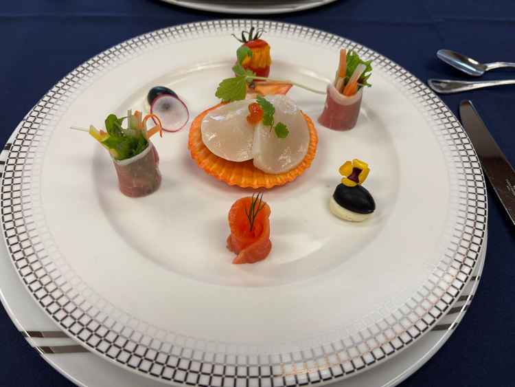 ご試食の前菜です。メインのホタテも、周りのアミューズたちもひとつひとつがおいしかったです。