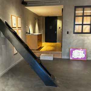 ホテルの一室をギャラリーにしているそうです。早く来られたゲストは自由に見ることができます。