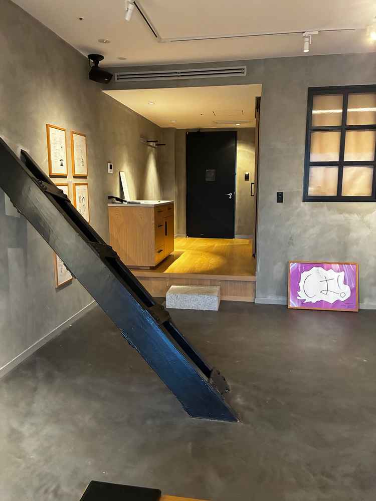 ホテルの一室をギャラリーにしているそうです。早く来られたゲストは自由に見ることができます。