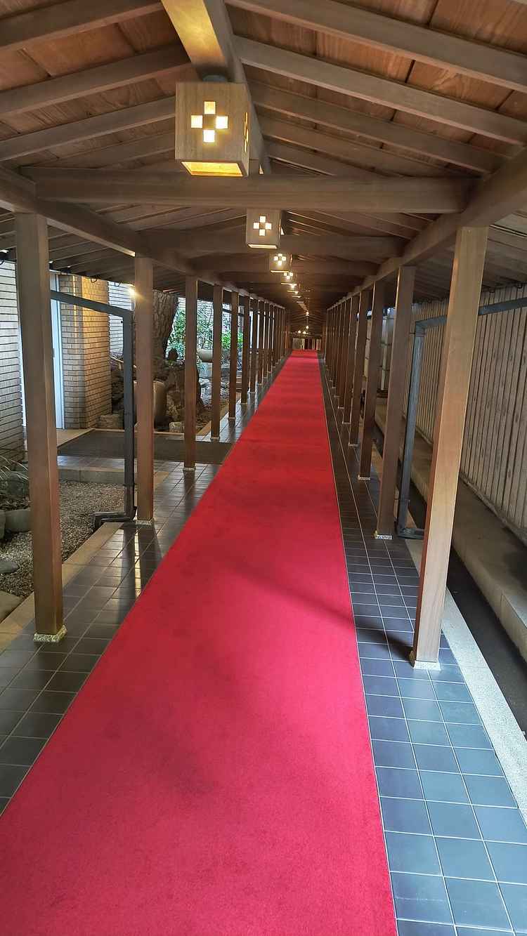 雨天時にも安心な屋根付きの通路がある