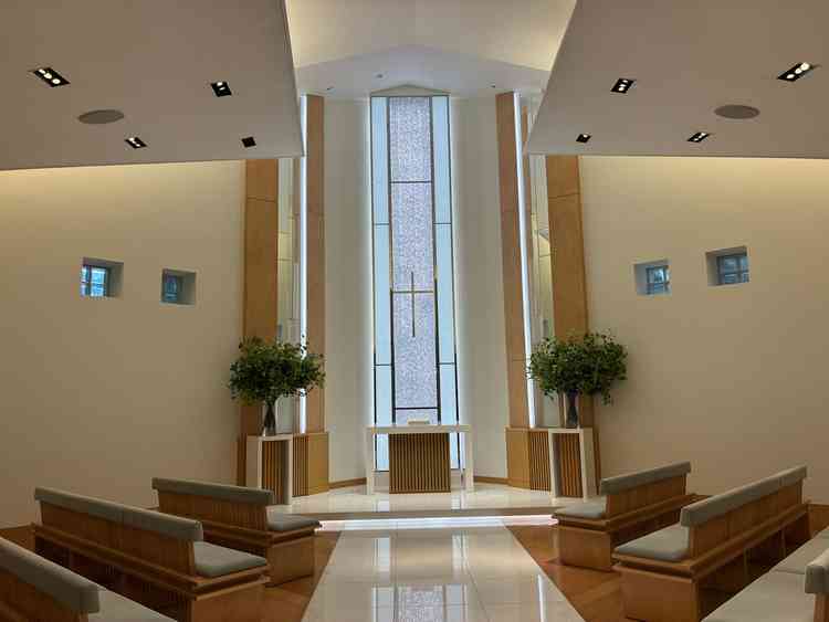 独立式チャペルを見学しました。ゲスト席が斜めを向いているので入場の際花嫁が見やすいとのこと。