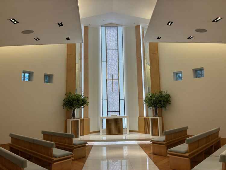 独立式チャペルを見学しました。ゲスト席が斜めを向いているので入場の際花嫁が見やすいとのこと。