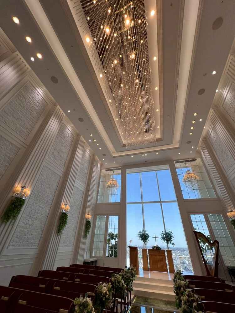 壁は白いので明るく、天井にシャンデリアのようなキラキラしたものがついていて、豪華な雰囲気になていた。