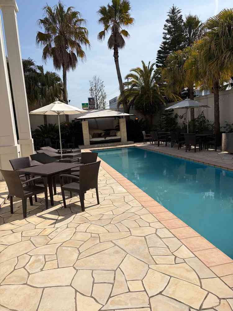 披露宴からつながるテラスプールも併設しており、綺麗。