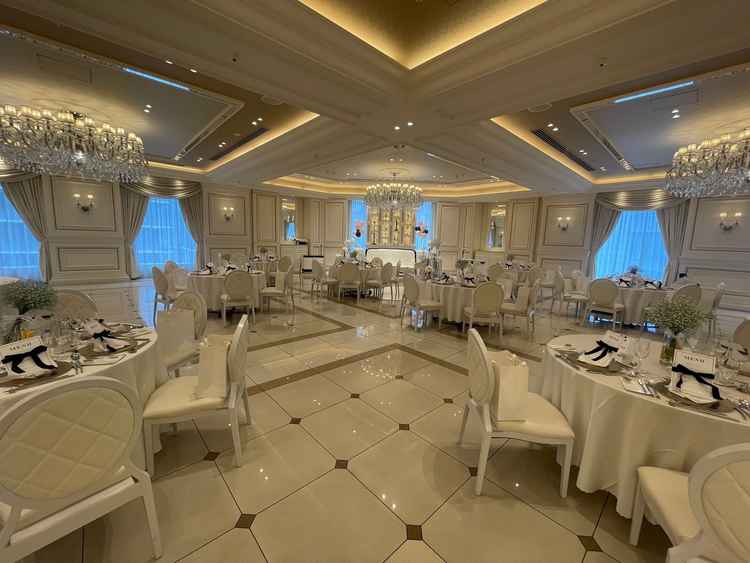 ゆったりしているため選ぶならこちらだと思いました。クロスや花を変えれば雰囲気を変えられます。