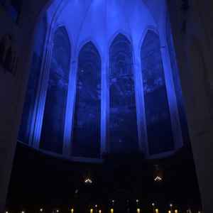 チャペルのステンドグラスは照明の明るさの調整ができるのが特徴的。