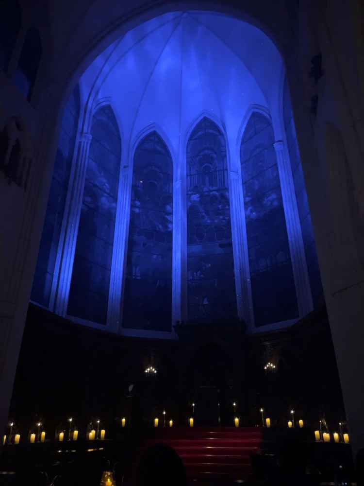 チャペルのステンドグラスは照明の明るさの調整ができるのが特徴的。