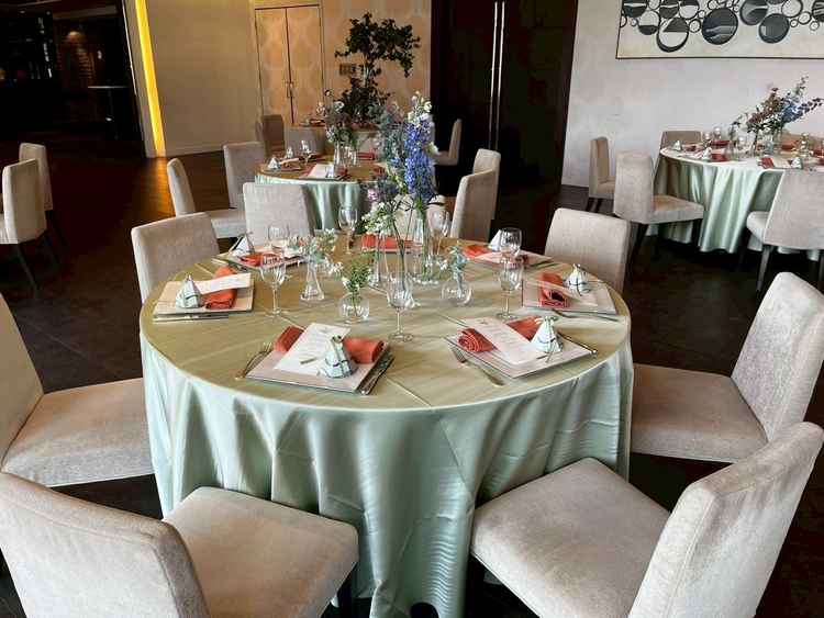 テーブルコーディネートの写真。清潔感があり華やかな印象。