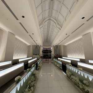 白基調で高貴な雰囲気もありつつ、天井が高く窓もあるため開放感もある素敵なチャペル。