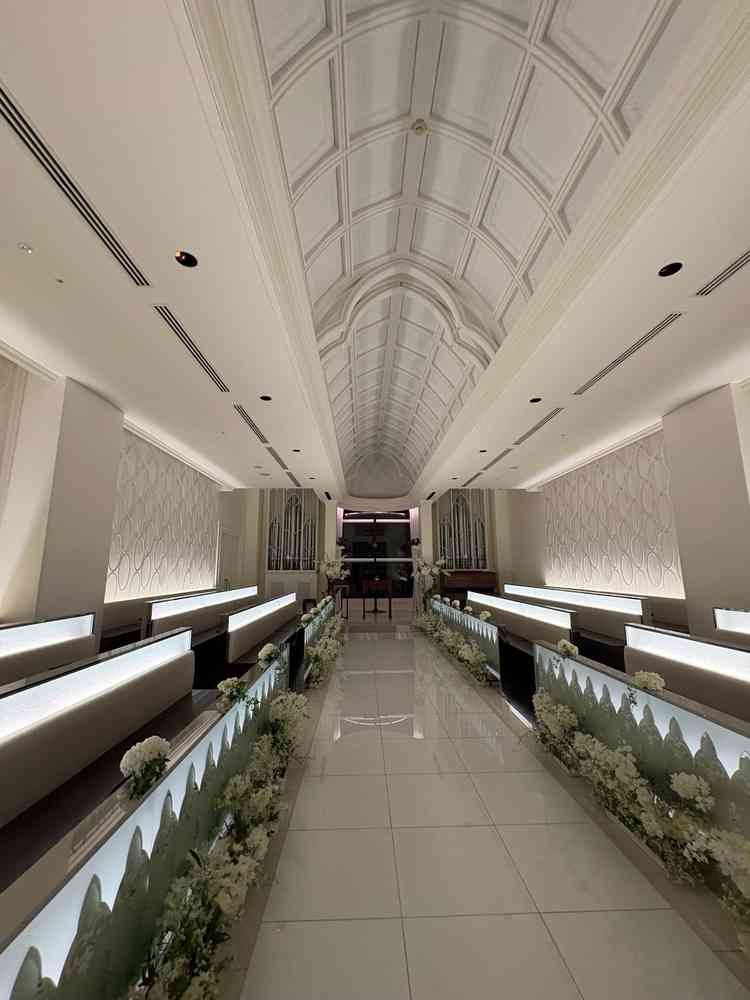 白基調で高貴な雰囲気もありつつ、天井が高く窓もあるため開放感もある素敵なチャペル。