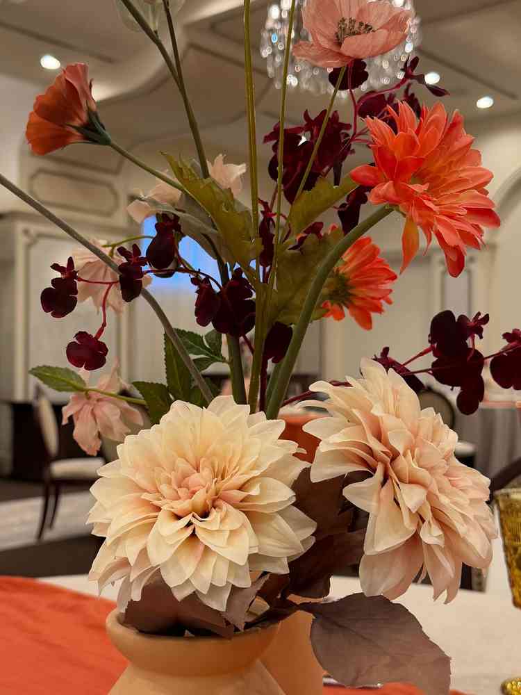 先の一つ一つに置かれた花がとても大きく、豪華な印象だった。