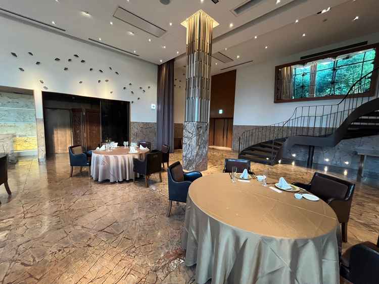 小さいほうの披露宴会場です。階段の主張はこちらが強め。少しホテルっぽさのある空間でした！