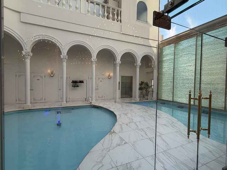 披露宴会場併設のプール