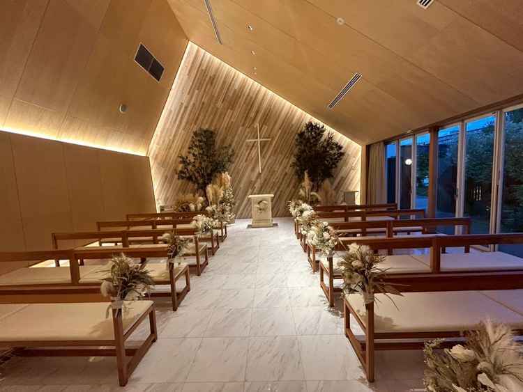 少人数の方のチャペル。木でできているので温かみがあります。