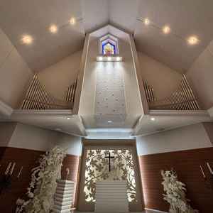 チャペルの中。屋上にあるので、天井も高く開放感がある。