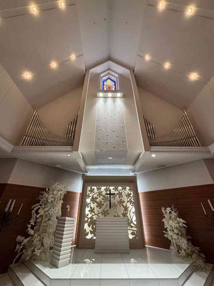 チャペルの中。屋上にあるので、天井も高く開放感がある。